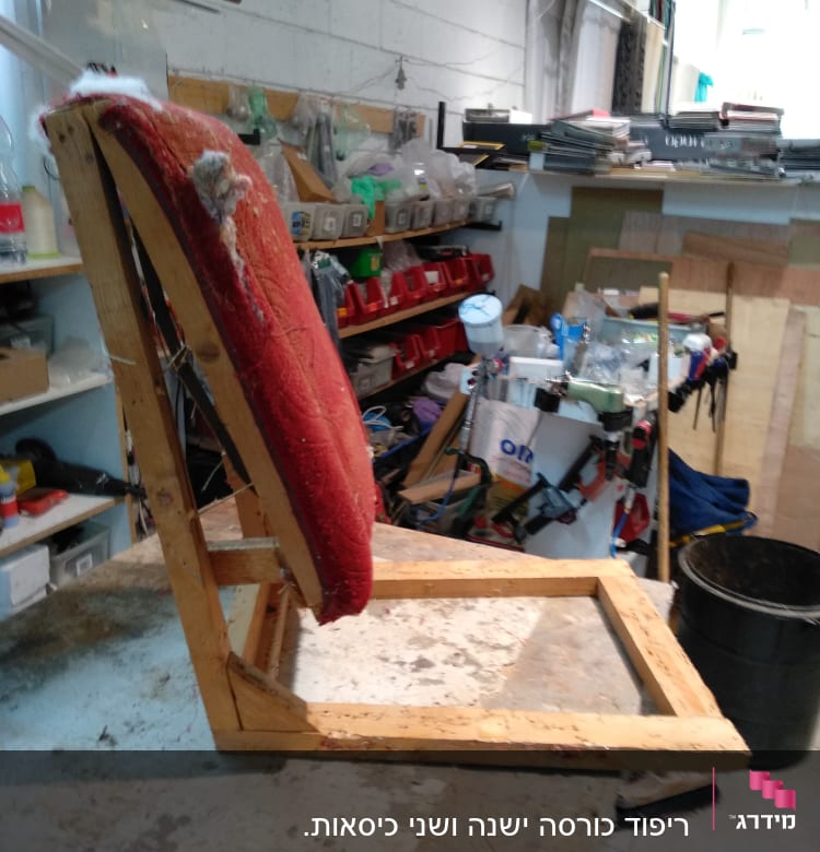 מסגרת עץ עם ריפוד אדום בתהליך עבודה